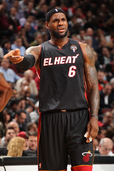 慎入，尼日利亚超比赛中一球员被对方球迷冲进场内割喉（慎入：尼日利亚联赛惊魂，对方球迷闯入赛场割喉球员）