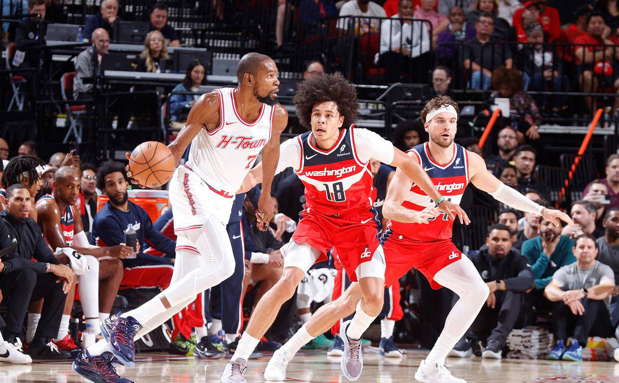 53岁齐达内上海街头踢毽子，与大妈迅速融入展现高球商风采（53岁齐达内现身上海街头踢毽子，与大妈打成一片尽显高球商）